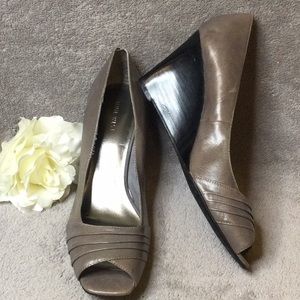 GUC Nine West Smoke Gray Open Toe Wedge Heels, 10M